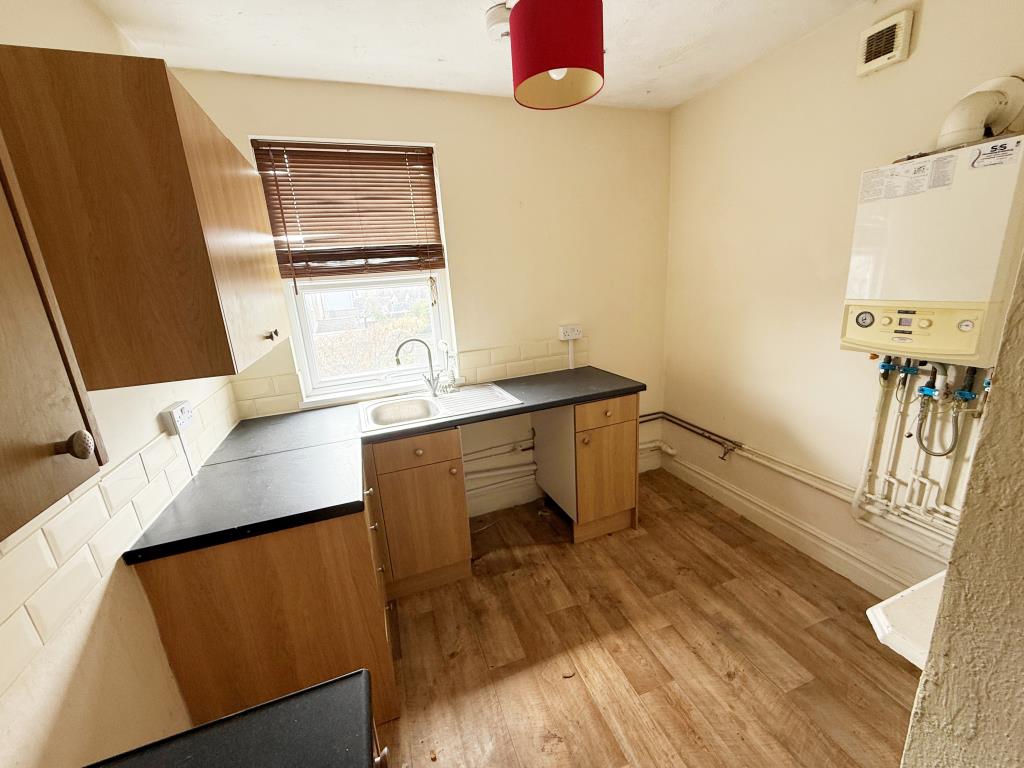 Lot: 167 - FREEHOLD BLOCK OF FLATS - Flat two kitchen
